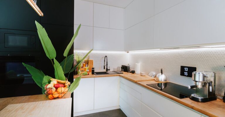 Mikroalgen als Möbel: Leuchtende Bioreaktor-Raumteiler für gesunde, smarte Innenräume