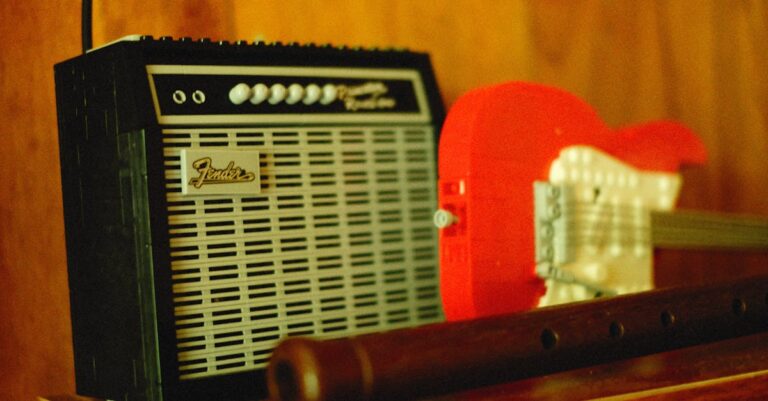 Leiser, kühler, gesünder: Möbel als einstellbare Helmholtz-Resonatoren mit PCM-Kernen und Myzel-Oberflächen