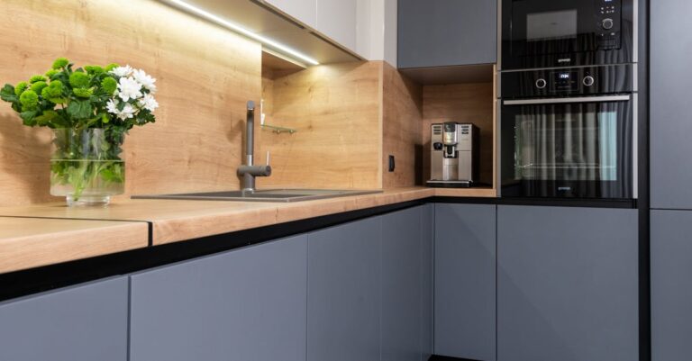 Zeolith-Möbel: Schranke und Regale, die Luft trocknen, Gerüche binden und Wärme puffern – die unterschätzte Innovation fürs Zuhause