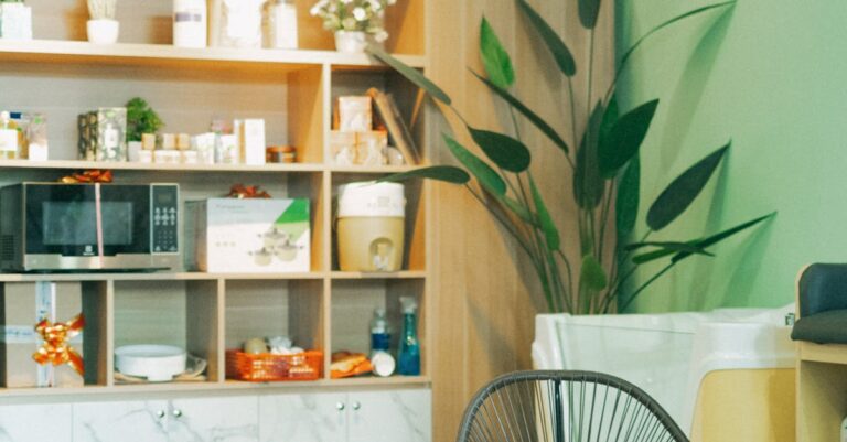 Möbel, die Wärme puffern: Regale und Wandpaneele mit Salz­hydrat‑PCM und Lehmfinish für spürbar stabilere Raumtemperaturen