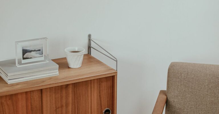 Thermoaktive Möbel aus Lehm mit PCM-Kern: Passiv kühlen, Feuchte puffern, leiser wohnen