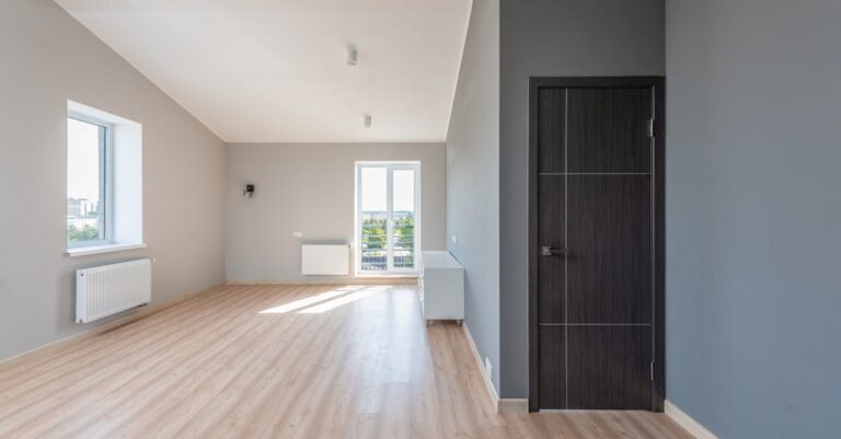 Thermoaktive Sockelleisten 2.0: PCM-Speicher mit Mikroventilation – unsichtbares Klima-Upgrade für Wohnzimmer, Bad & Tiny House