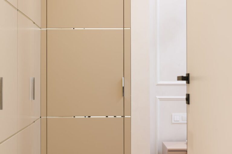 Flurschrank nach Maß: So wählen Sie Systemschrank, Schreiner oder DIY-Nische